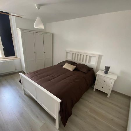 Joli Appartement Avec Parking Gratuit Sur Place Givet Buitenkant foto